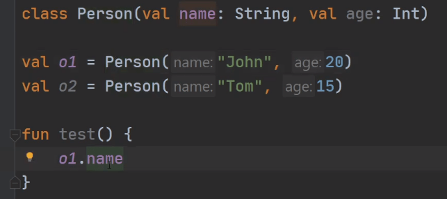 Clase Person en Kotlin con dos objetos, John de 20 años y Tom de 15, y acceso a o1.name