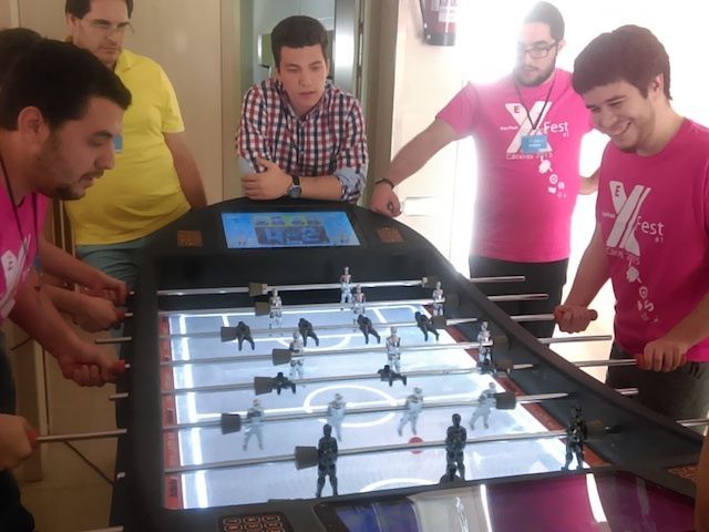 Jugando al futbolín en el ExFest