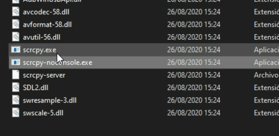 Carpeta descomprimida de scrcpy en Windows con scrcpy.exe y scrcpy-noconsole.exe resaltados