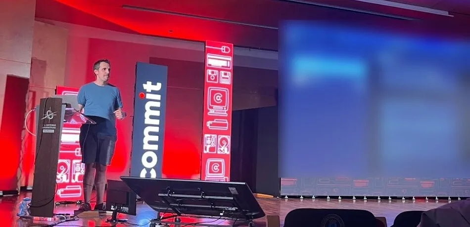 Antonio Leiva en el escenario de Commit Conf 2026